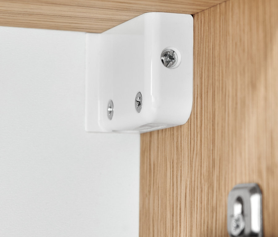 Detail der Befestigung eines 3-türigen Spiegelschranks.