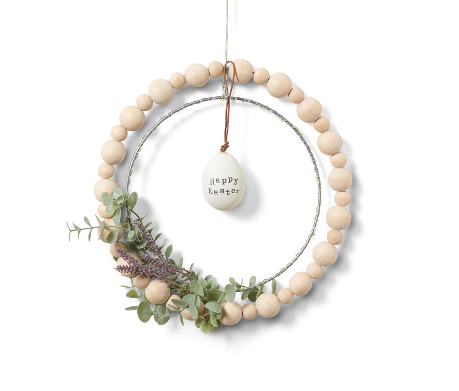 Ein hängender LED-Ring, der mit Holzkugeln, grünen Pflanzen und einem Ei mit der Aufschrift Frohe Ostern verziert ist.