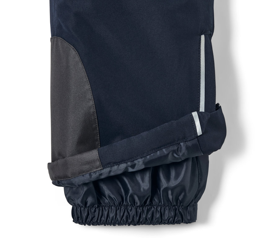Detail einer dunkelblauen Skihose.