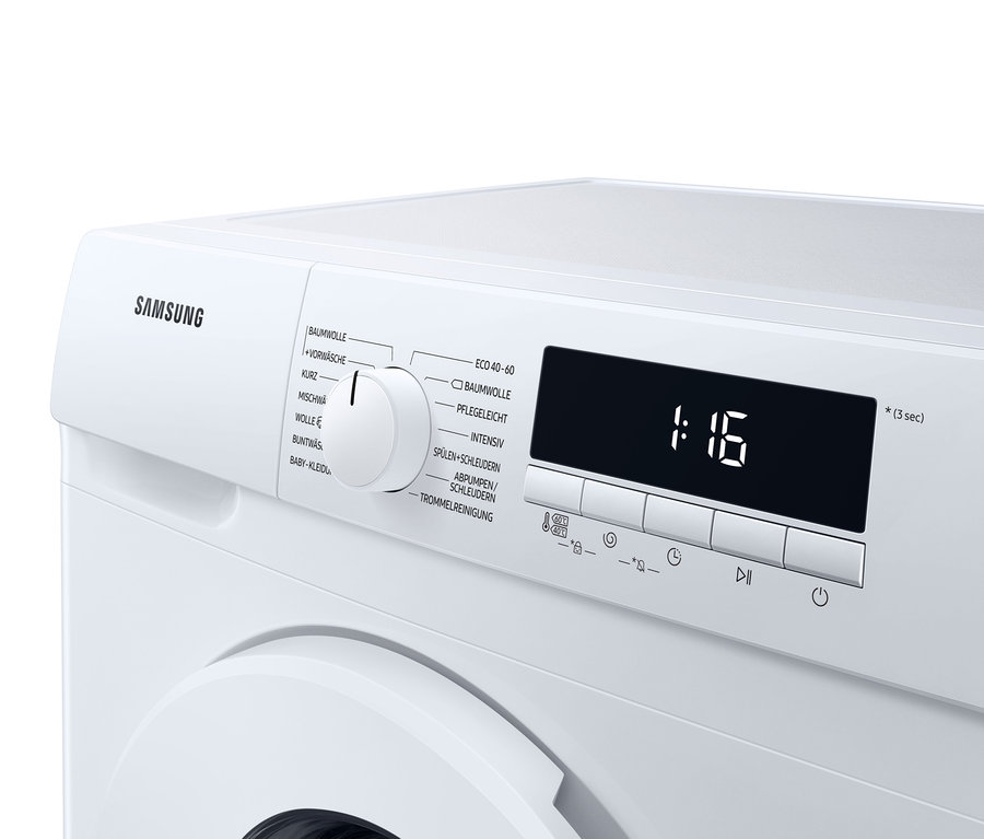 Detailaufnahme einer weißen Samsung Waschmaschine »WW-81T304PWW/EG« mit Drehwahlschalter und digitaler Anzeige, die 1:16 anzeigt.