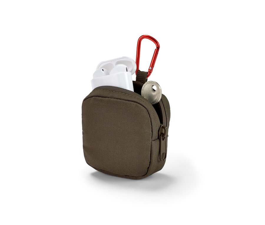 Eine geschlossene, isolierte Multifunktionstasche in Olivgrün mit einem roten Karabiner, aus der weiße Kopfhörer und ein Schlüssel herausschauen.