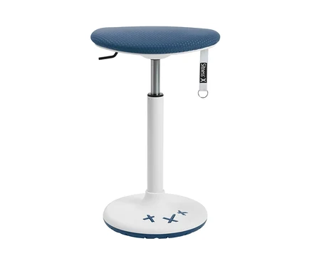 Der weiße Topstar »Sitness X Stool 30« in Petrol hat einen blauen Sitz und blaue Kreuze auf dem Sockel.