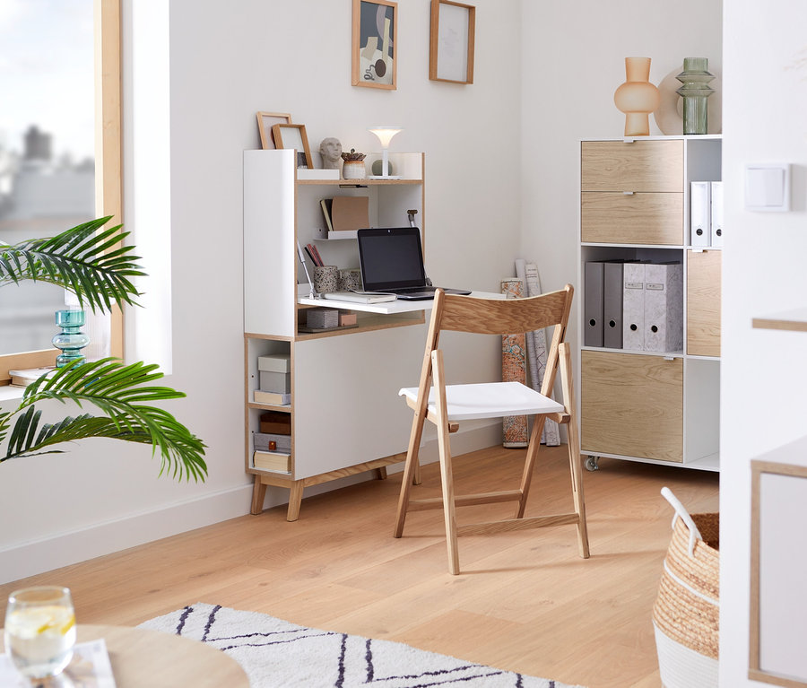 Einrichtung mit Sekretär mit Echtholz-Multiplexkanten, Klappstuhl aus FSC®-zertifiziertem Eschenholz und LED-Akku-Tischleuchte.