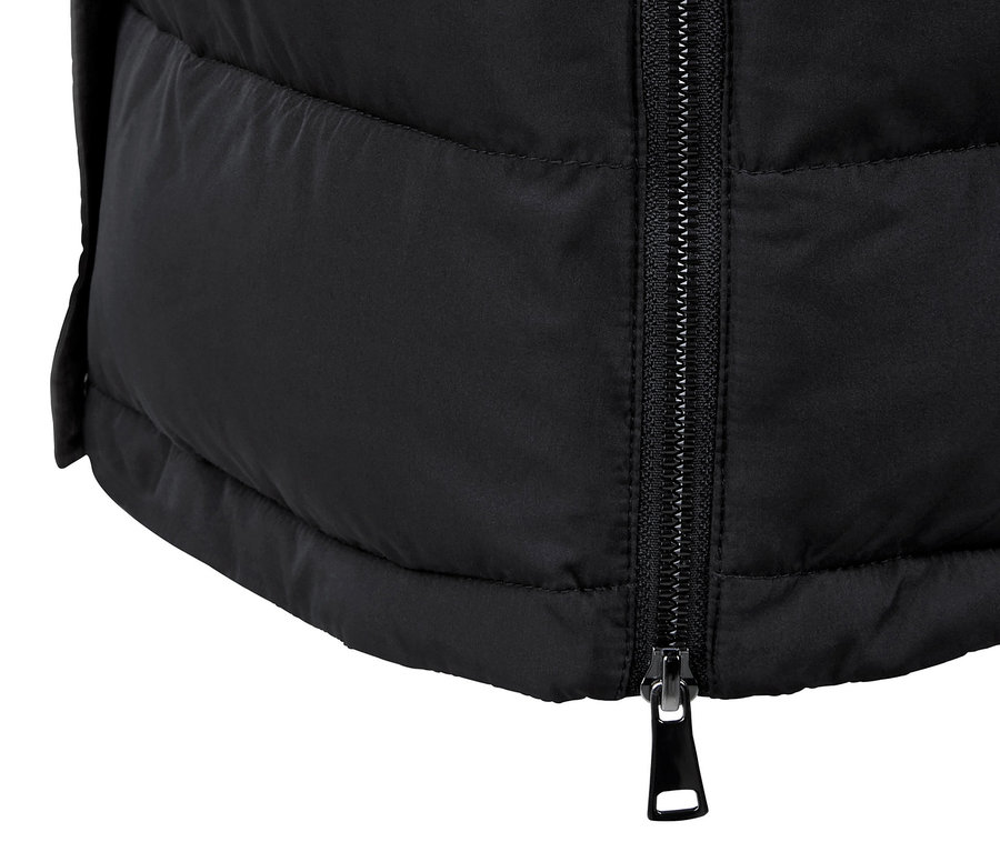 Detailansicht einer langen Steppweste mit Kapuze.