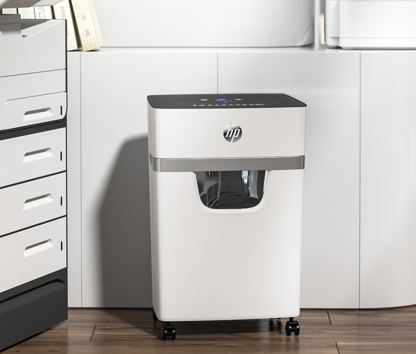 Ein weißer HP OneShred 10MC Aktenvernichter steht neben einem weißen Aktenschrank in einem Büro.