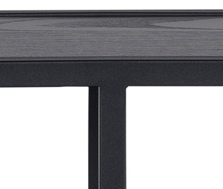 Nahaufnahme eines schwarzen Wandregals.