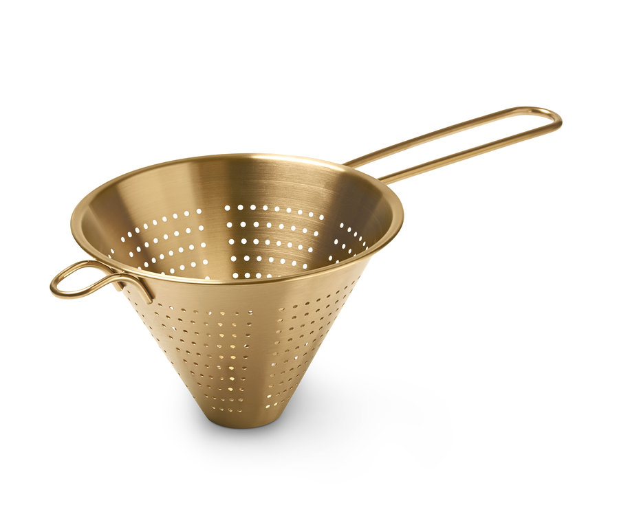 Goldenes Spitzsieb mit Griff auf weißem Hintergrund.