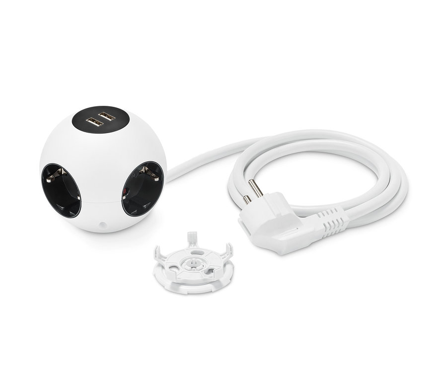 Ein weißer Steckdosenball mit USB-Ladefunktion und Stromkabel liegt auf einem weißen Hintergrund.