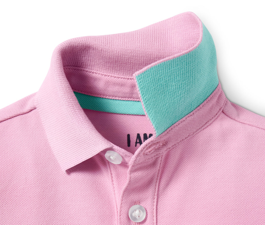 Detailansicht eines rosa Poloshirts mit türkisfarbenem Kragen, aus einem 2er-Set.