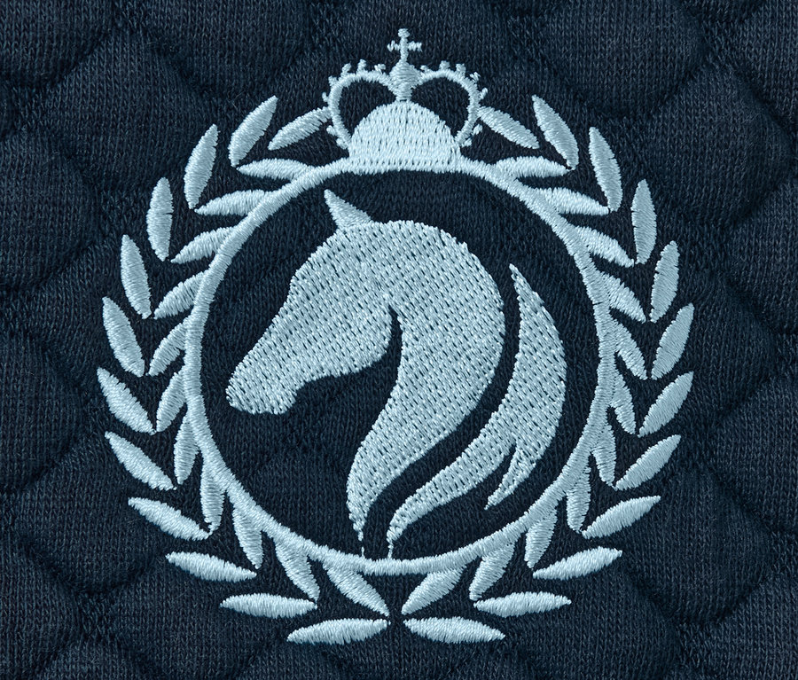 Detail einer blauen Sweatjacke mit einer gestickten Pferde-Silhouette im Kreis mit Krone.