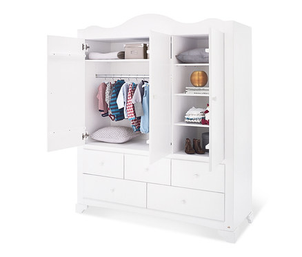 Weißes Pinolino Kinderzimmer mit offenen Schranktüren. Innen Kleidung, Kissen, Kisten und Accessoires.