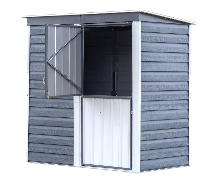 Geöffnetes Metallgerätehaus mit grauen Wänden.