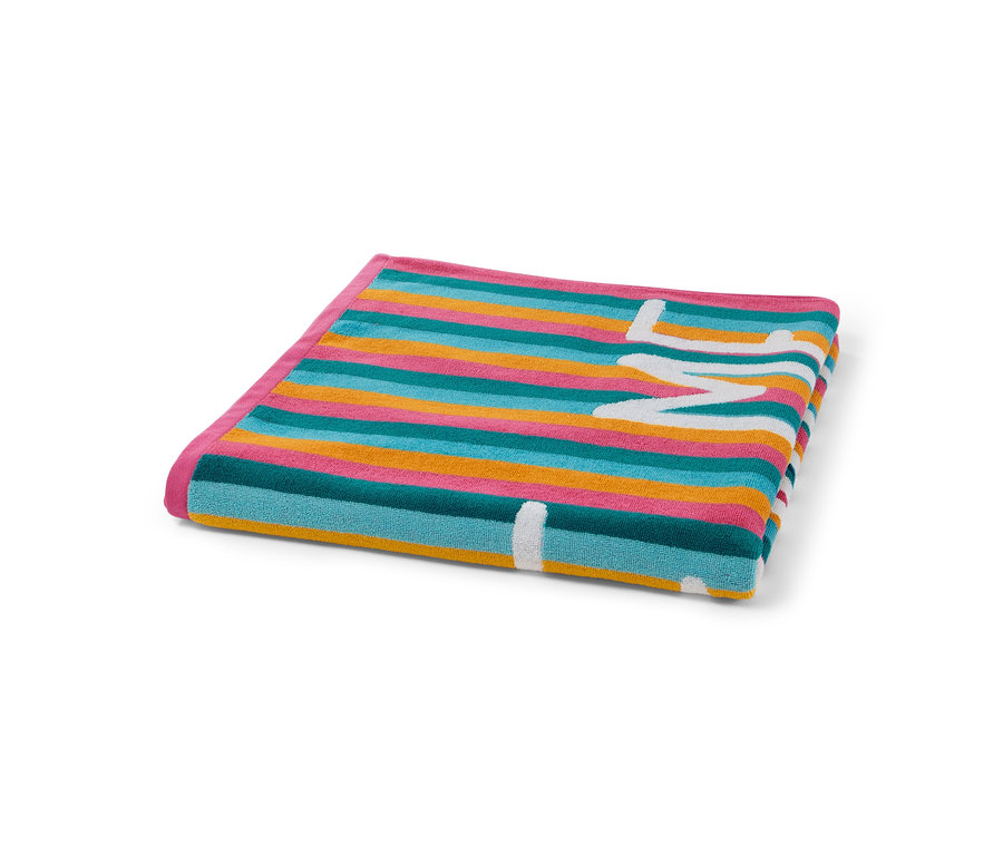 Zusammengelegtes XL-Frottier-Badetuch mit bunten Streifen und weißer Schrift.