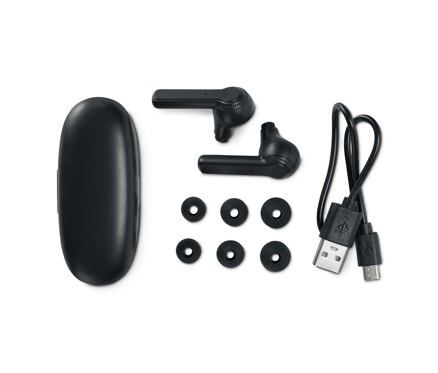 Schwarze TWS-In-Ear-Bluetooth®-Kopfhörer, ein Etui, sechs Ohrstöpsel und ein Ladekabel auf weißem Hintergrund.