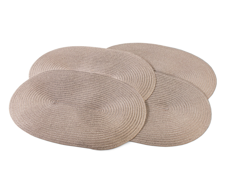 Vier ovale, beige Platzsets.