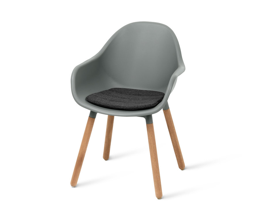 Grauer Garten-Schalenstuhl mit Armlehnen und grauer Schalenstuhl aus recyceltem Kunststoff.