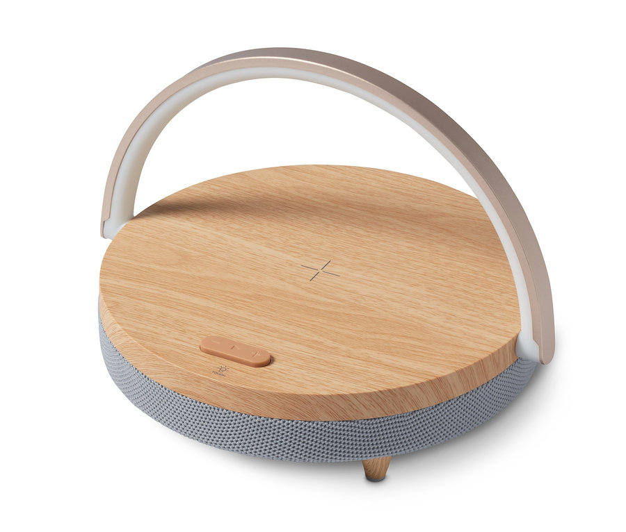 Bluetooth-Lautsprecher mit kabellosem Ladegerät und LED-Nachtlicht auf weißem Hintergrund.