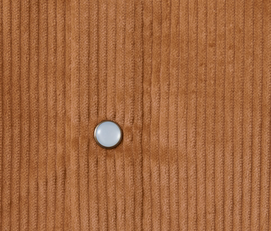 Detailaufnahme eines braunen Cordhemdes mit Knopf.