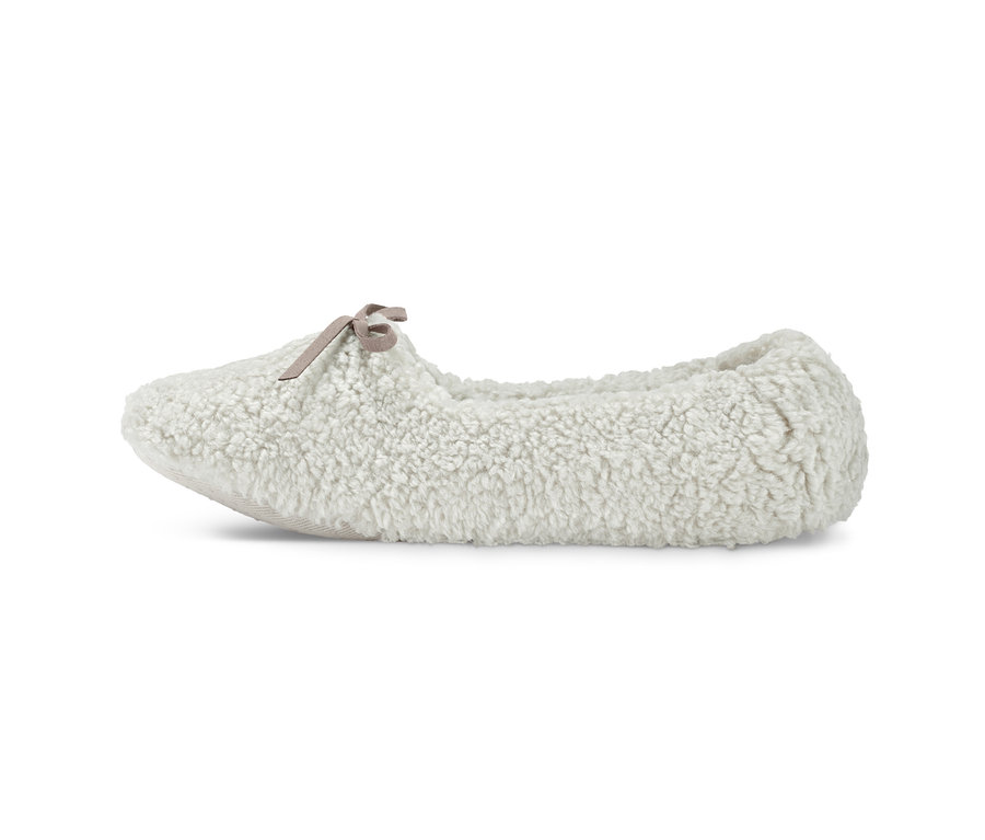 Ein weißer, flauschiger Hausschuhslipper mit Zierschleife.