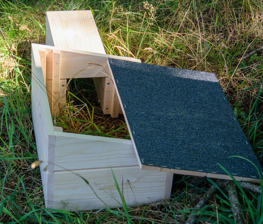 Igelhaus-Bausatz im Gras.