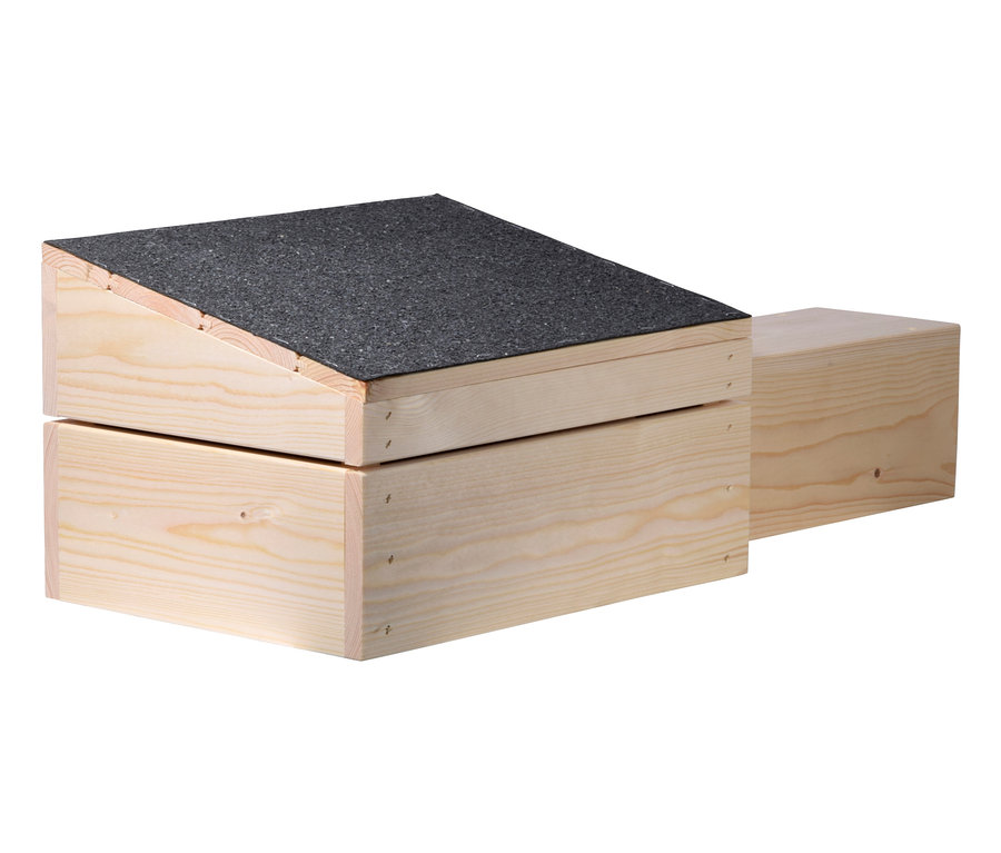 Igelhaus-Bausatz aus Holz mit schwarzem Dach.