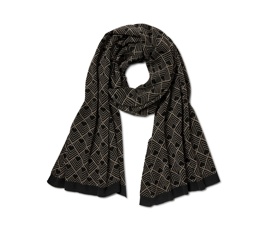 Ein schwarzer Strickschal mit Glitzergarn und geometrischem Muster.