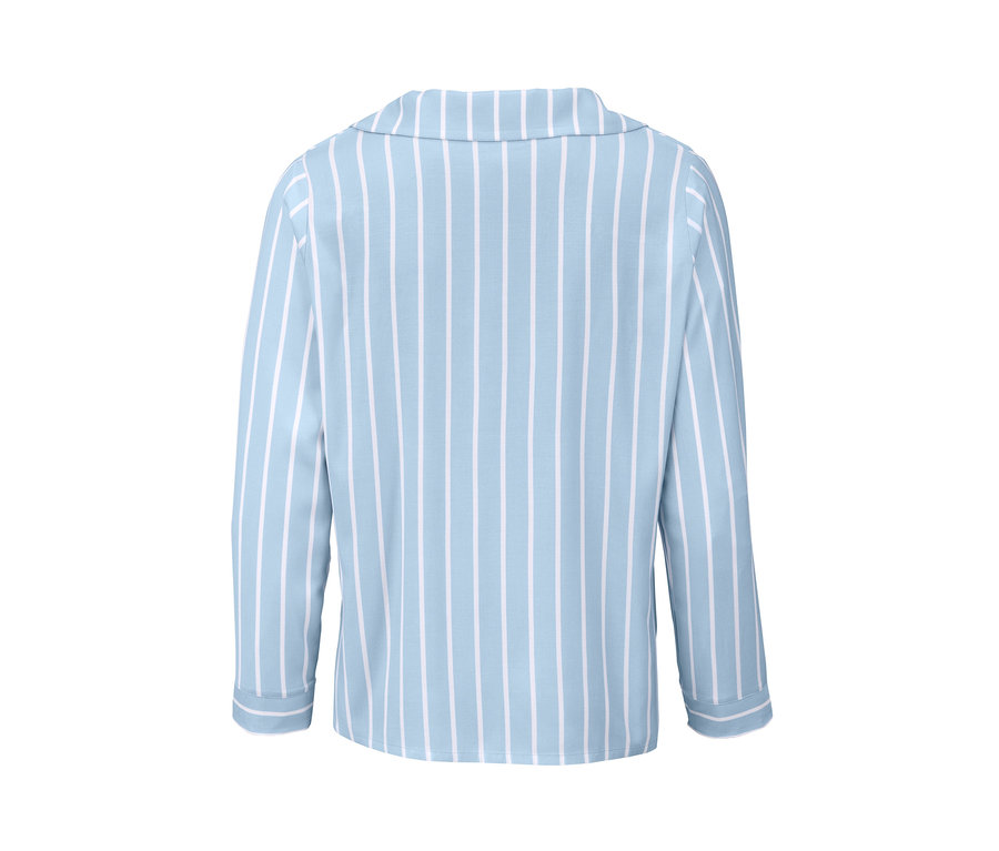 Detailansicht der Rückseite eines blau-weiß gestreiften Pyjamas.