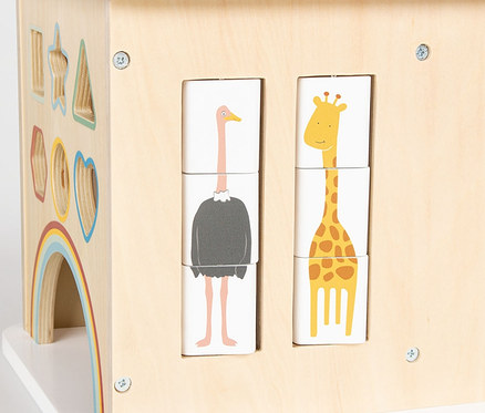 Detailansicht des Pinolino Motorikwürfels »Sanna« mit Steckformen und drehbaren Würfeln mit Tiermotiven.