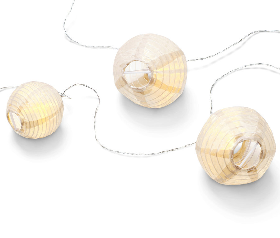 Eine LED-Lichterkette mit drei Lampions auf weißem Hintergrund.