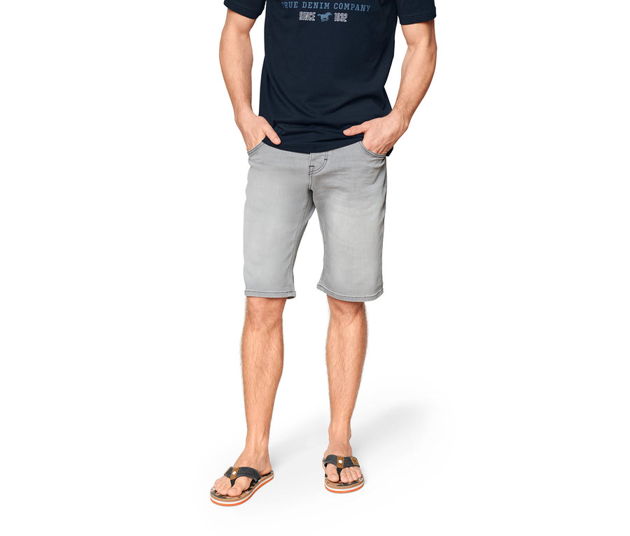 Ein Mann trägt Jeansshorts und Mustang Zehentrenner.