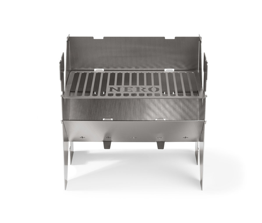 Ein Nero® Green BBQ-Box Grill aus Edelstahl auf weißem Hintergrund.