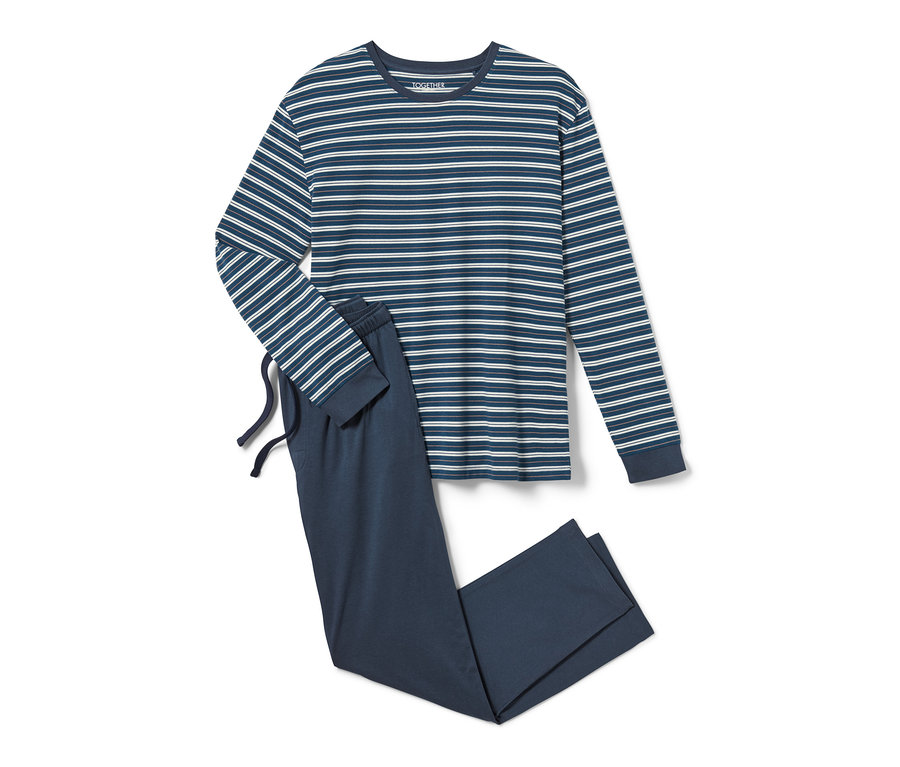 Blauer Pyjama mit langen Ärmeln und gestreiftem Oberteil.