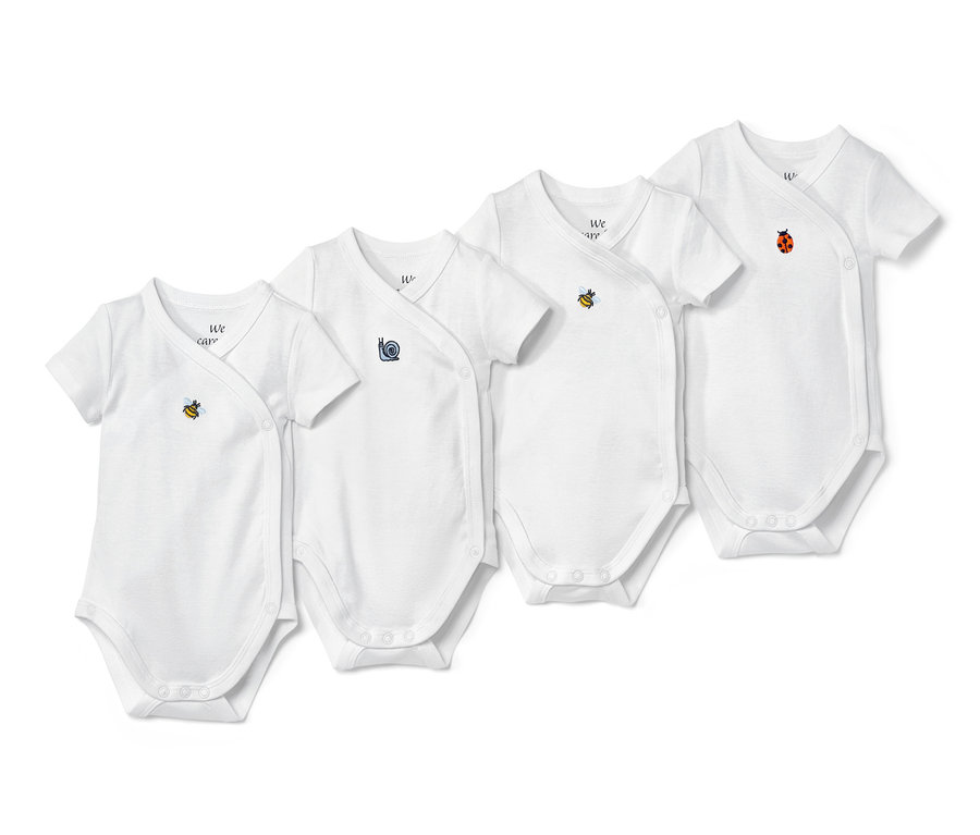Vier weiße Baby-Bodys mit kurzen Ärmeln und verschiedenen Tiermotiven.
