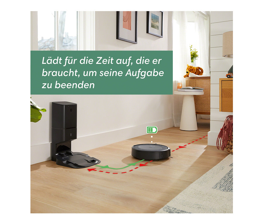 Schwarzer iRobot Roomba i5+ lädt sich auf einem Holzboden in seiner Dockingstation auf.