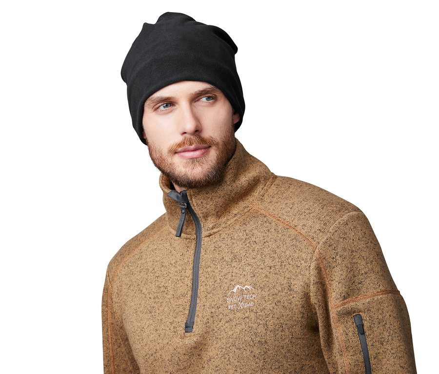 Mann trägt einen schwarzen Multifunktionsschal und eine Mütze.