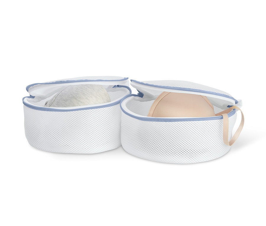 Zwei BH-Wäschenetze, in jedem Wäschenetz ein BH.