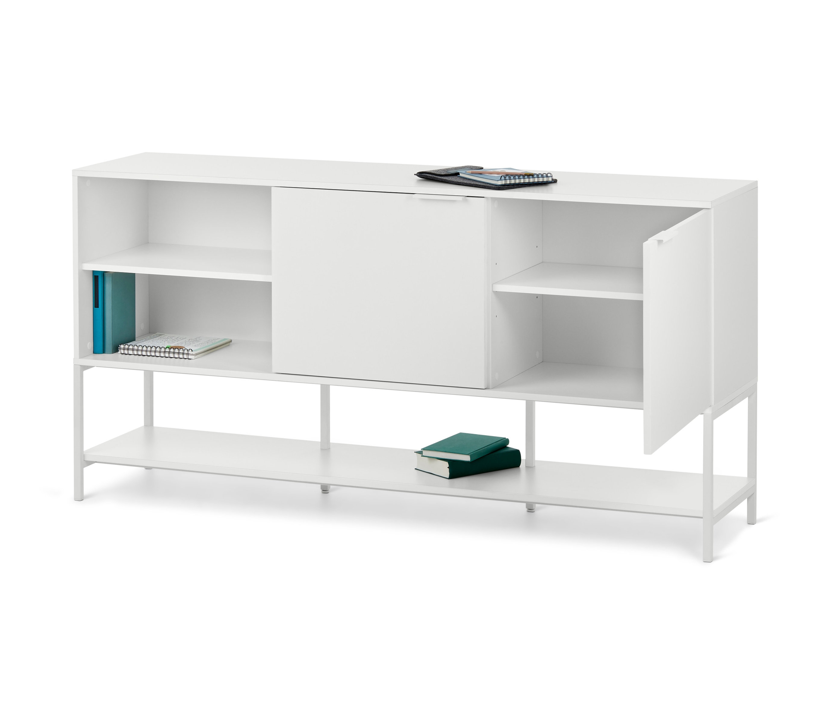 Ein weißes Sideboard mit offenen und geschlossenen Regalen.