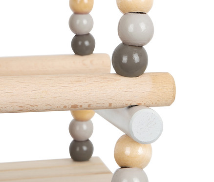 Detail der Kinderschaukel »Skandi« von small foot mit Holzelementen und grauen Seilen.