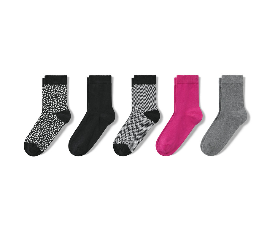 Fünf Paar Socken in verschiedenen Farben und Mustern.
