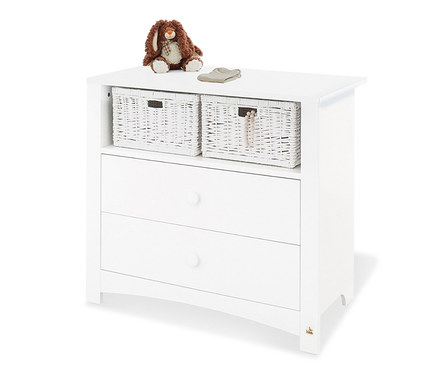 Weiße Pinolino Wickelkommode »Florentina« breit mit zwei Schubladen und zwei Weidenkörben oben, darauf liegen ein Plüschhase und Schühchen.