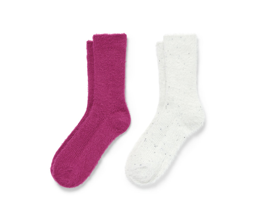 Zwei Paar flauschige Kuschelsocken mit Effektgarn, einmal lila und einmal weiß mit bunten Sprenkeln.