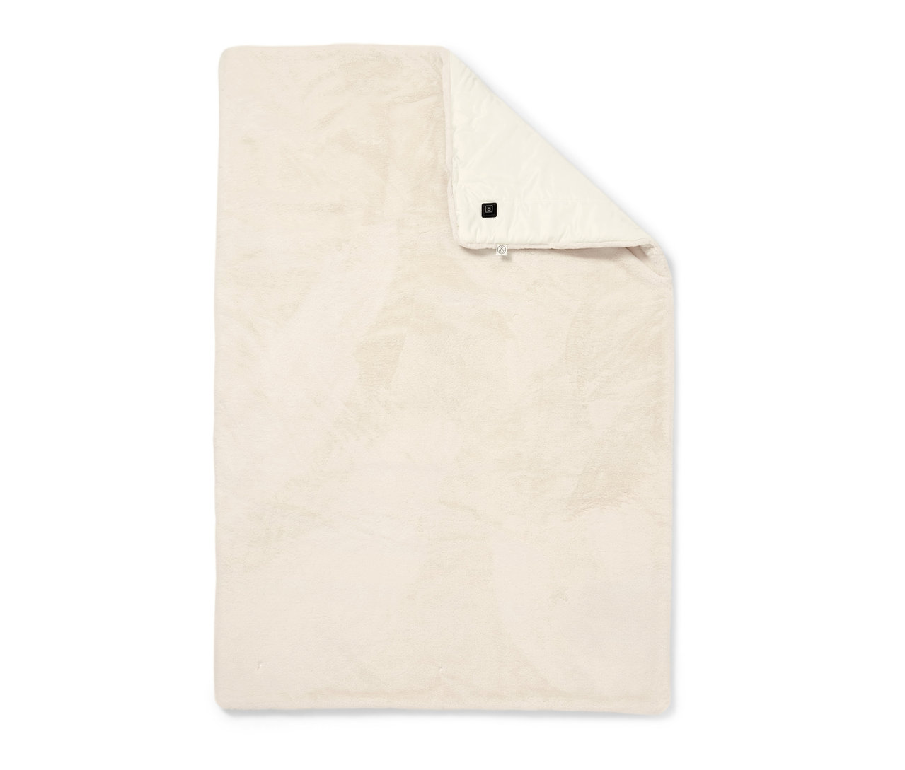 Ein zusammengelegter, beige-farbener Akku-Heizponcho auf einem weißen Hintergrund.