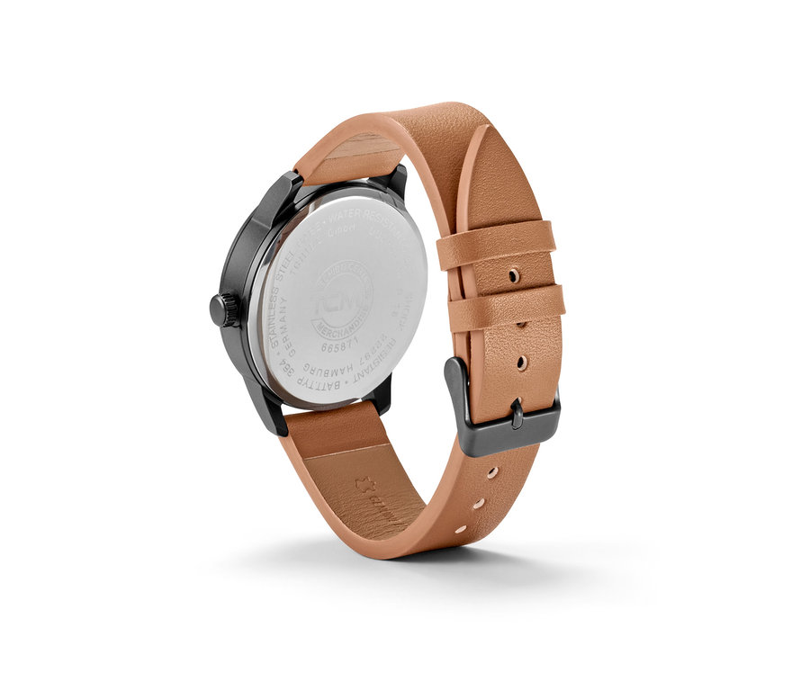 Detailansicht einer Armbanduhr Pilot Style Date mit braunem Lederarmband.