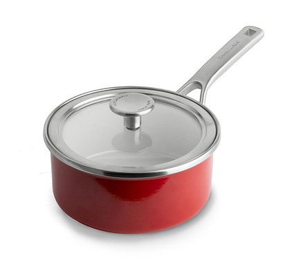 Eine rote KitchenAid Steel Core Emaille Stielkasserolle mit Stahlgriff und Glasdeckel.