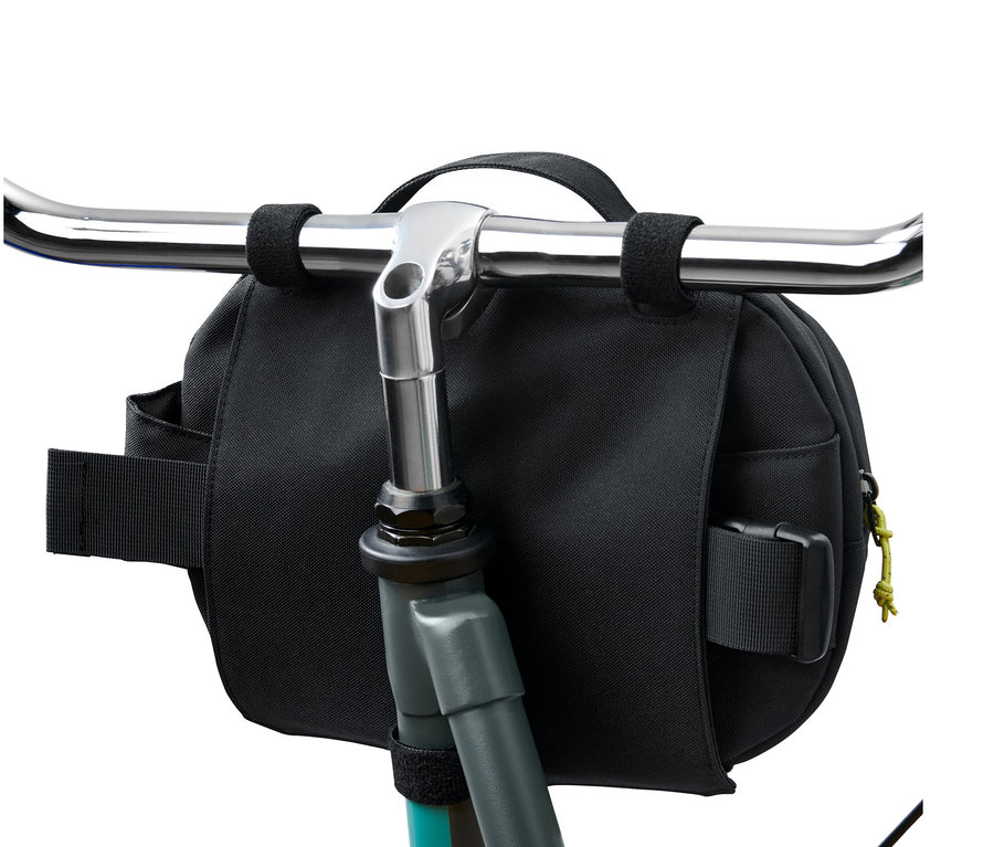 Eine schwarze 2-in-1-Lenkertasche ist an einem Fahrradlenker befestigt.