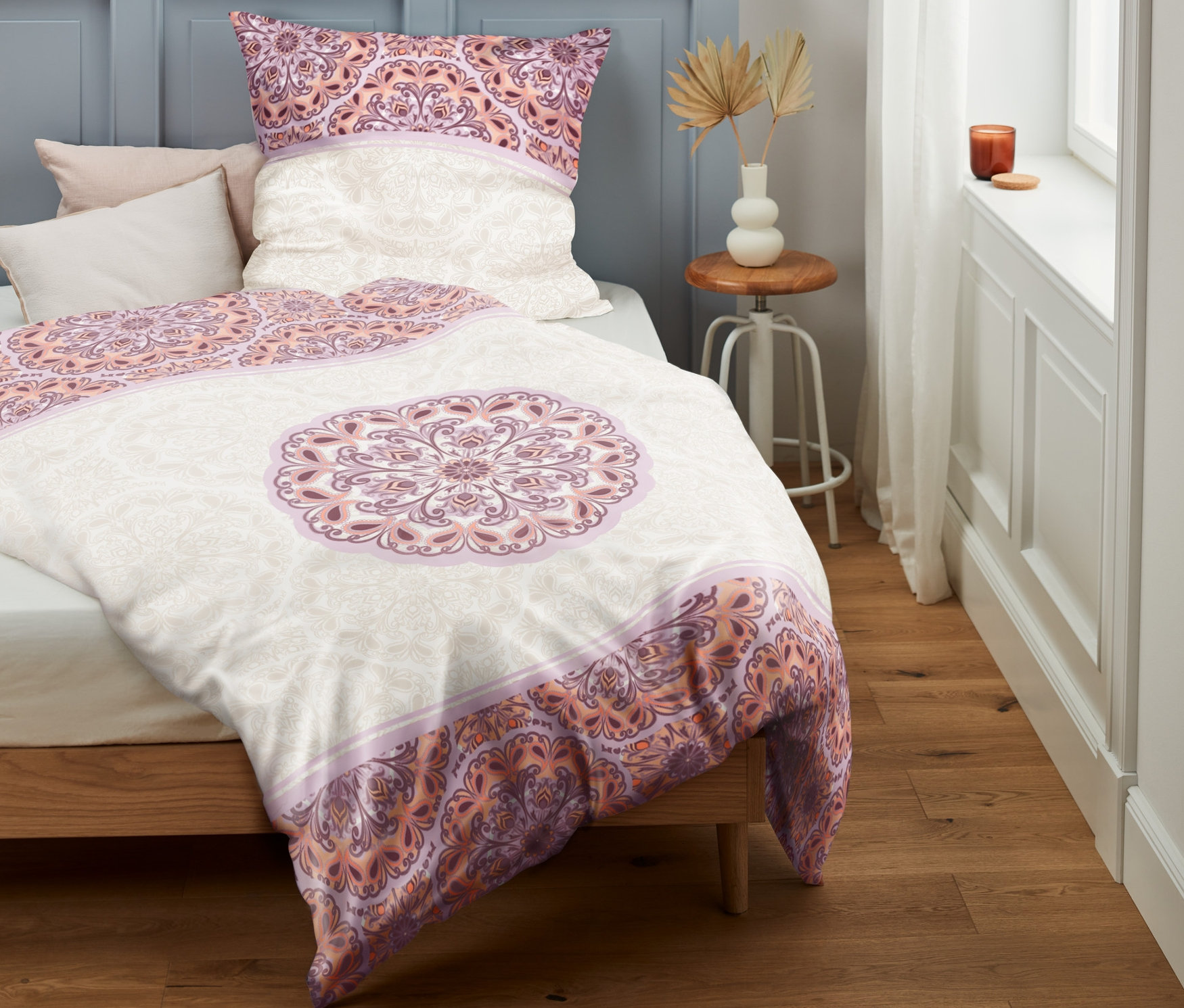 Perkal-Bettwäsche mit Blumenmuster auf einem Bett.