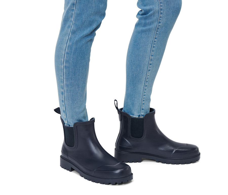 Person trägt Regenstiefeletten.