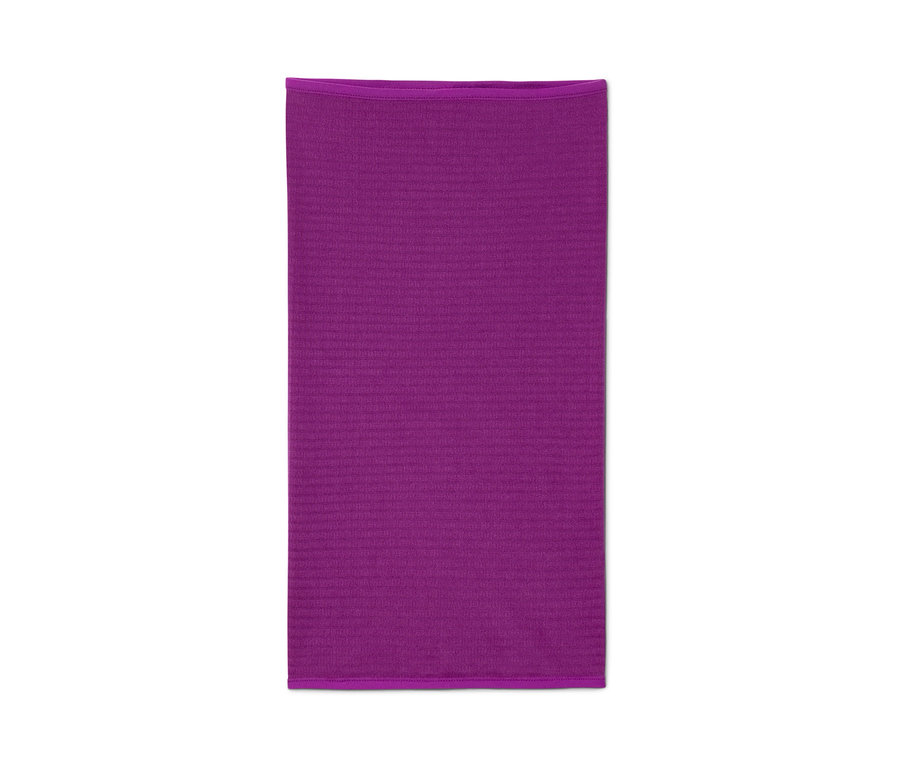 Ein lila Multifunktionstuch auf weißem Hintergrund.