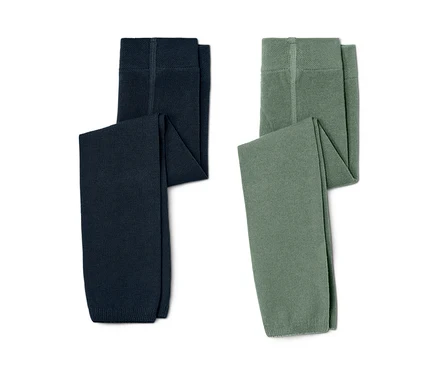 Zwei Kinder-Strickleggings, eine dunkelblaue und eine grüne, liegen nebeneinander auf einem weißen Hintergrund.