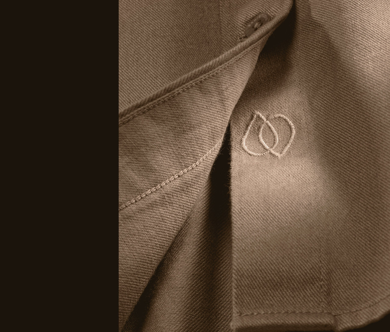 Detailaufnahme einer haselnussbraunen NAH/STUDIO Hemdbluse aus nachhaltiger Baumwolle mit Stickerei.